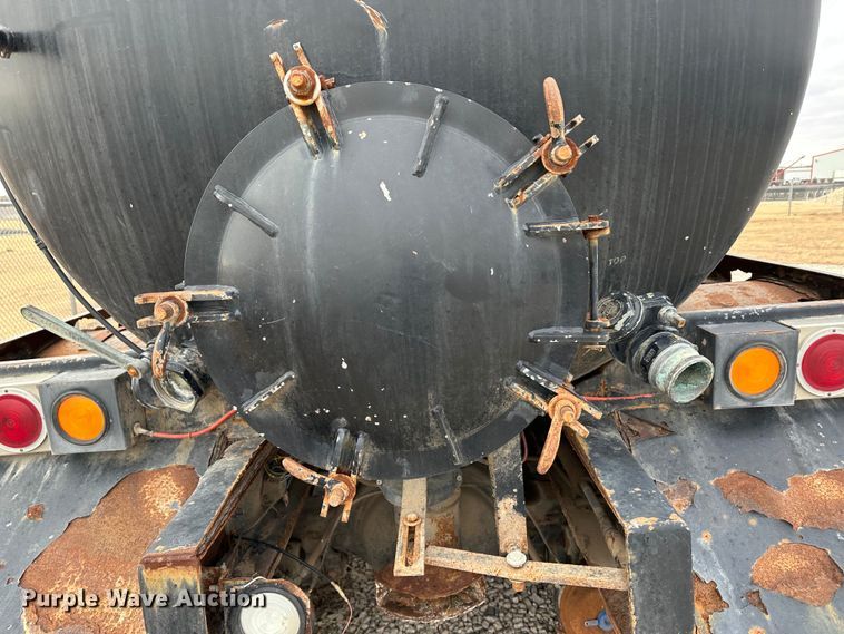 image for item JD9826 1998 International 2674  tank truck