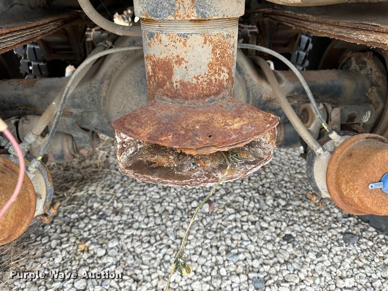 image for item JD9826 1998 International 2674  tank truck