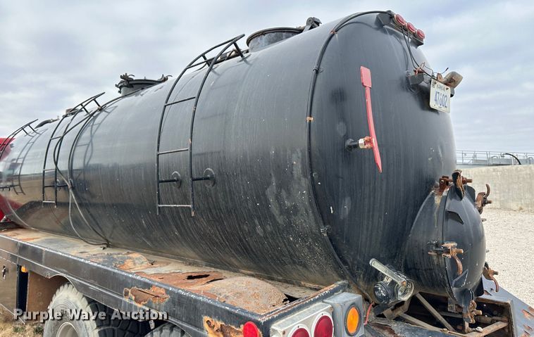 image for item JD9826 1998 International 2674  tank truck