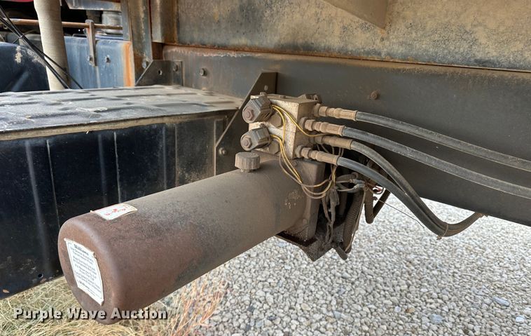 image for item JD9826 1998 International 2674  tank truck