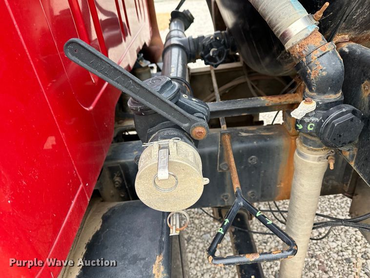 image for item JD9826 1998 International 2674  tank truck