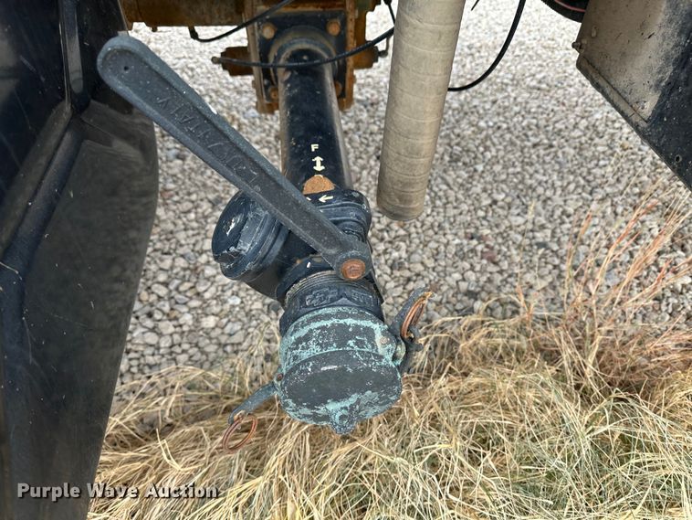 image for item JD9826 1998 International 2674  tank truck