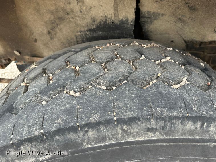 image for item JD9826 1998 International 2674  tank truck