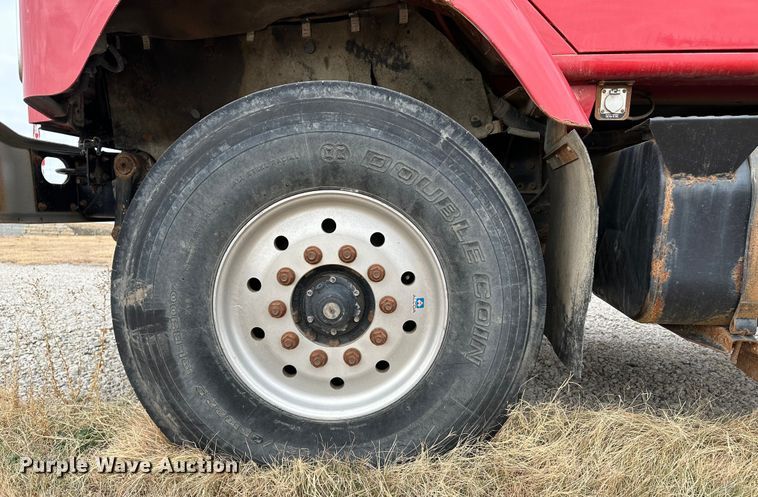 image for item JD9826 1998 International 2674  tank truck