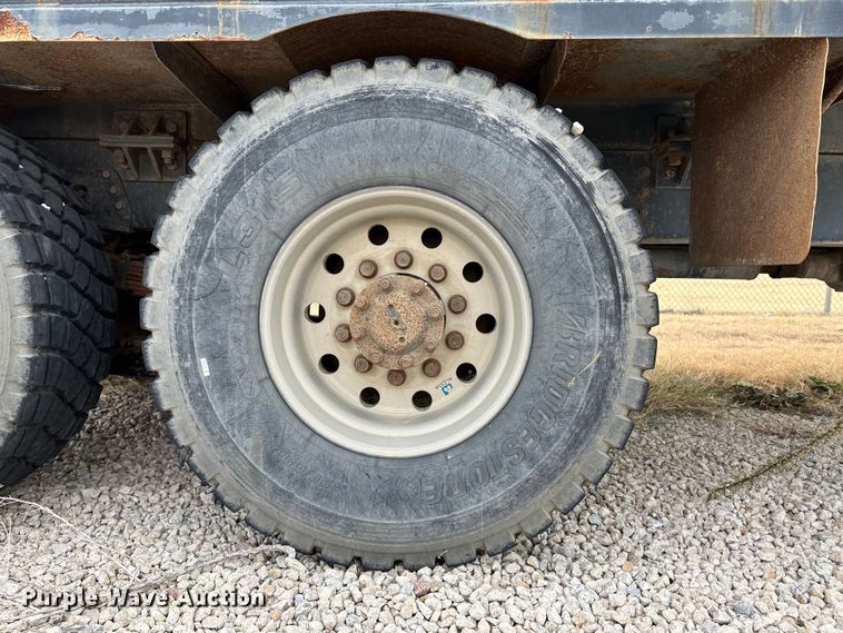 image for item JD9826 1998 International 2674  tank truck