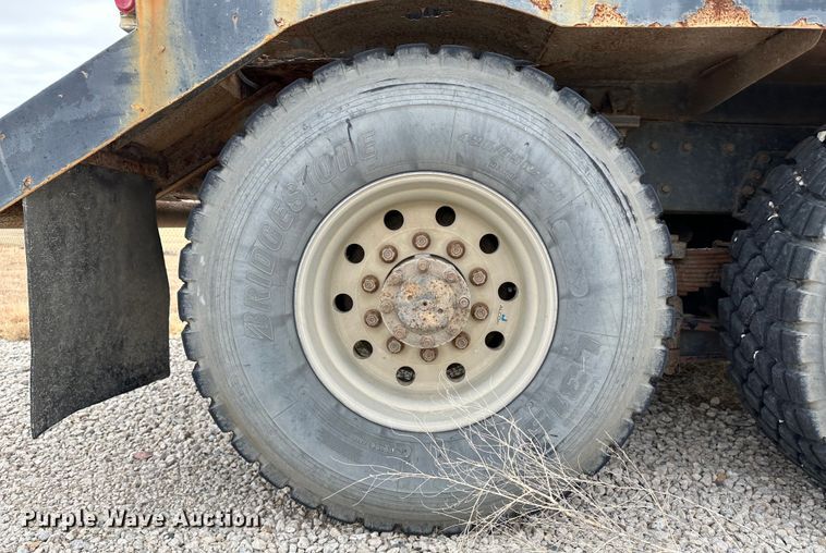 image for item JD9826 1998 International 2674  tank truck