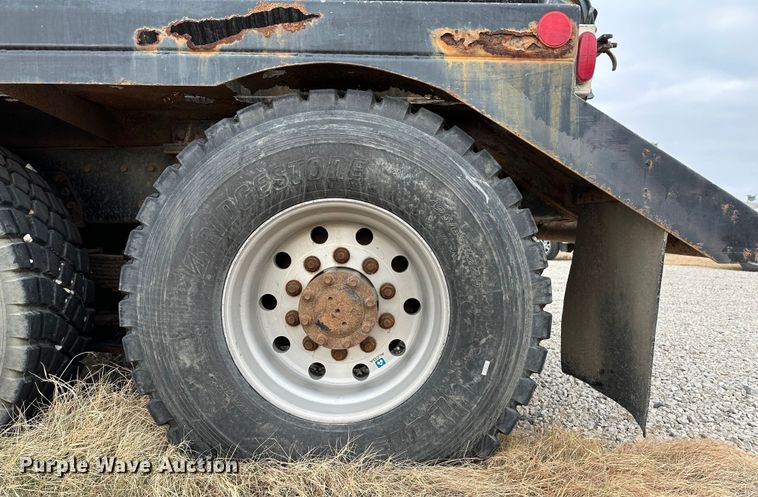 image for item JD9826 1998 International 2674  tank truck