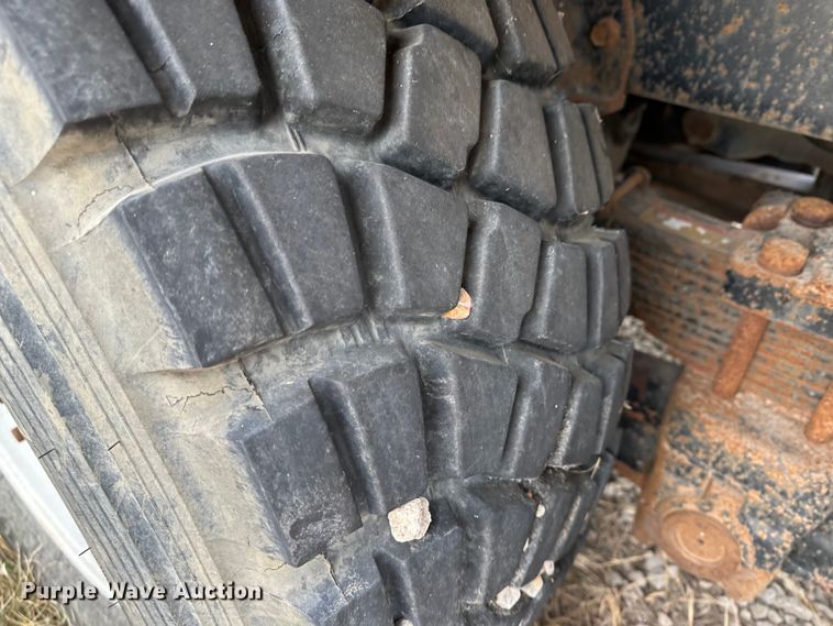 image for item JD9826 1998 International 2674  tank truck