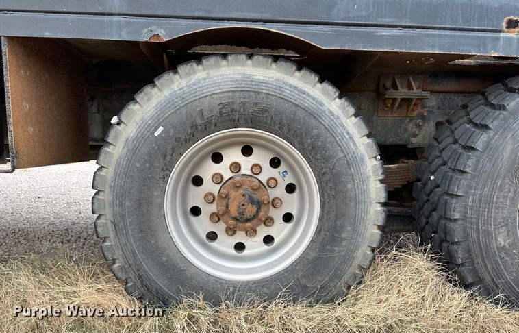 image for item JD9826 1998 International 2674  tank truck