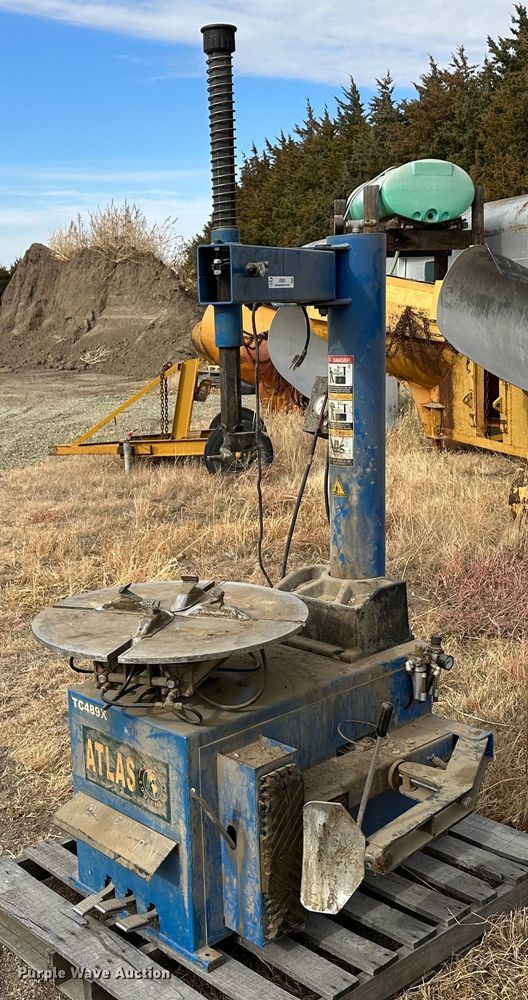 image for item JD9835 tire machine