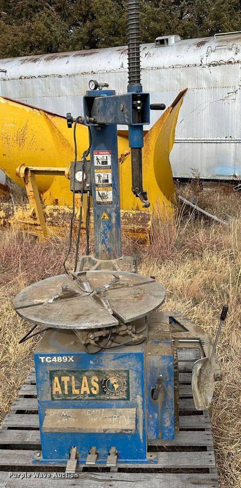 image for item JD9835 tire machine