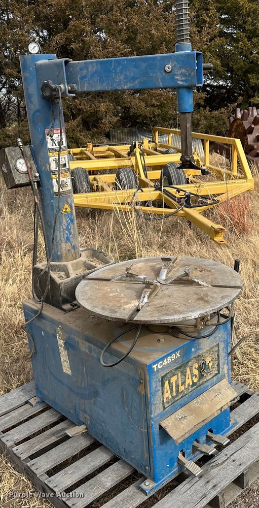 image for item JD9835 tire machine