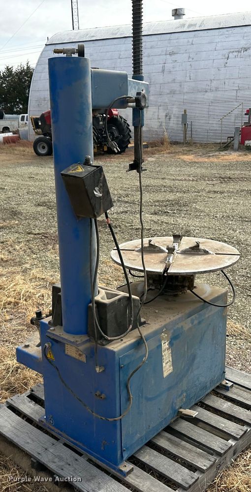 image for item JD9835 tire machine