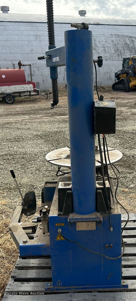 image for item JD9835 tire machine