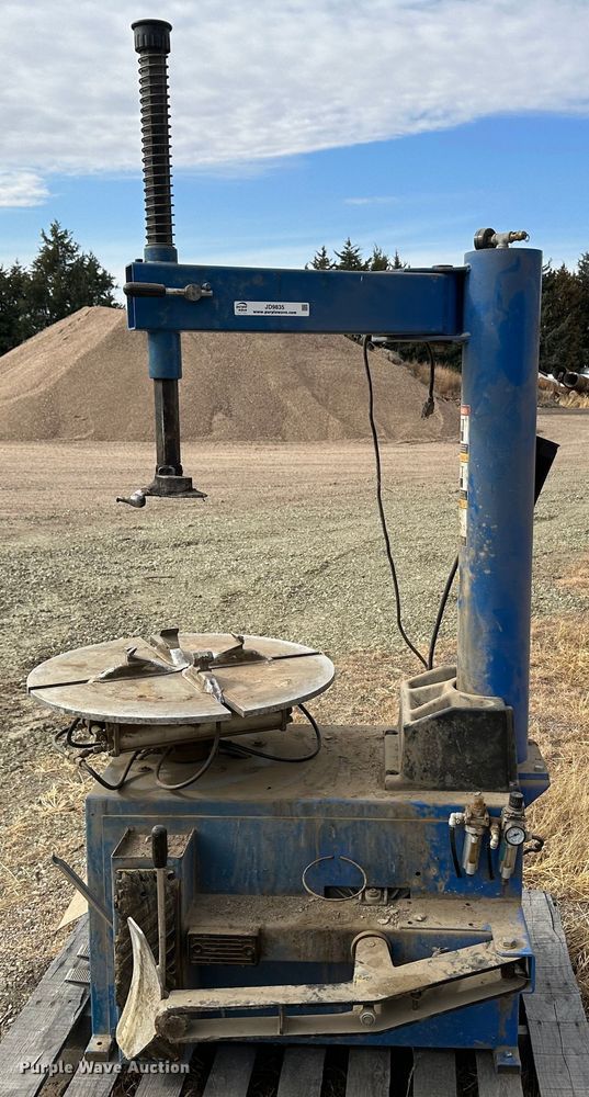 image for item JD9835 tire machine
