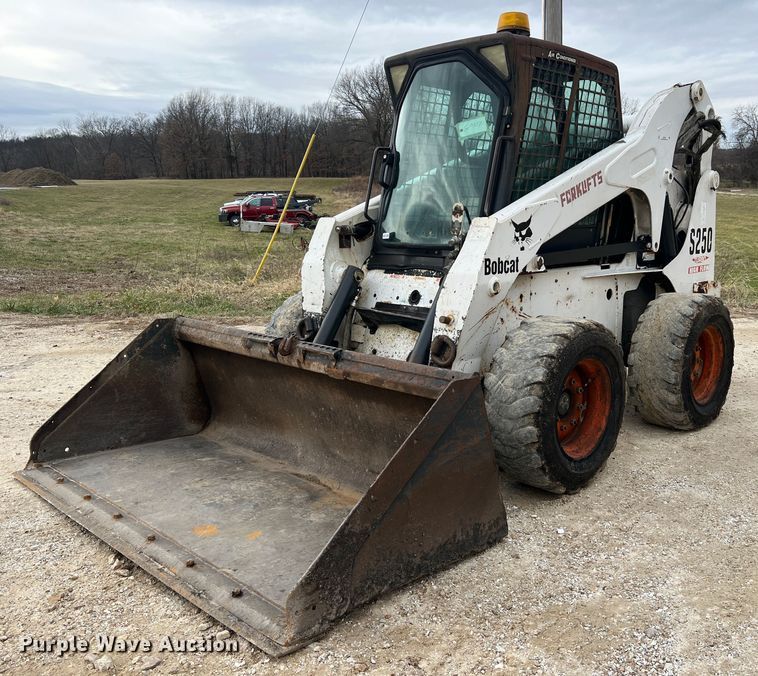 image for item JU9762 2004 Bobcat S250  skid steer loader