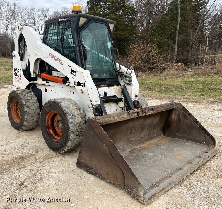 image for item JU9762 2004 Bobcat S250  skid steer loader