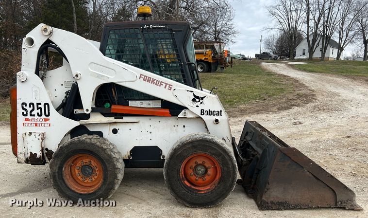 image for item JU9762 2004 Bobcat S250  skid steer loader