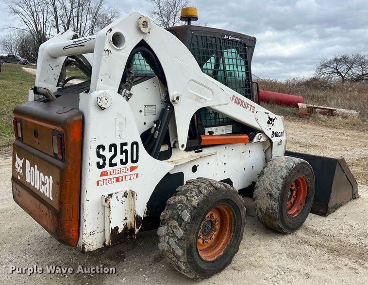 image for item JU9762 2004 Bobcat S250  skid steer loader