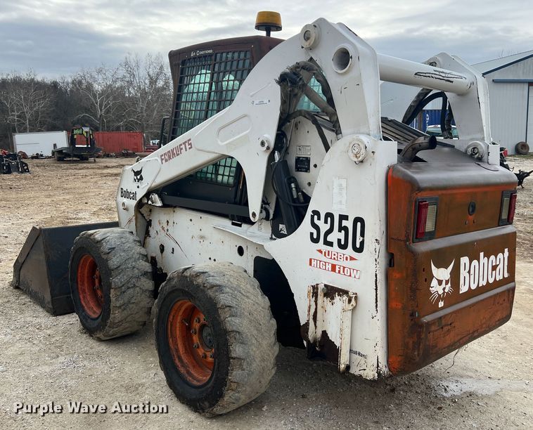 image for item JU9762 2004 Bobcat S250  skid steer loader