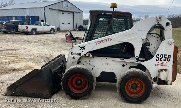 image for item JU9762 2004 Bobcat S250  skid steer loader