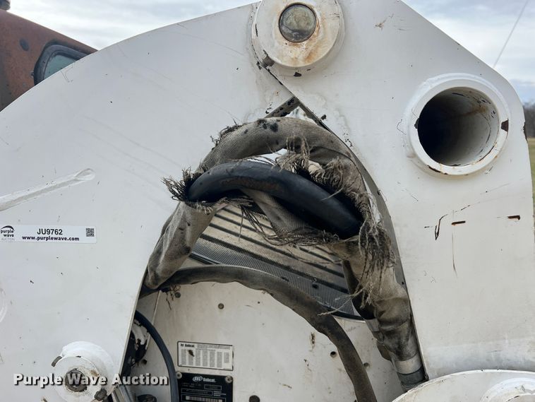 image for item JU9762 2004 Bobcat S250  skid steer loader