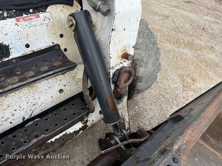 image for item JU9762 2004 Bobcat S250  skid steer loader