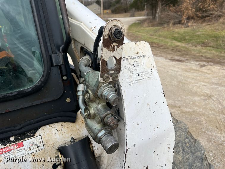 image for item JU9762 2004 Bobcat S250  skid steer loader