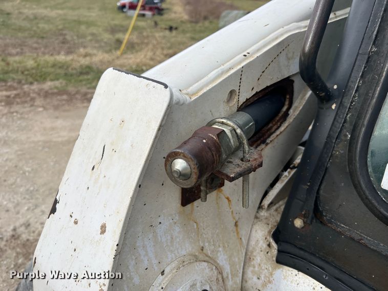 image for item JU9762 2004 Bobcat S250  skid steer loader