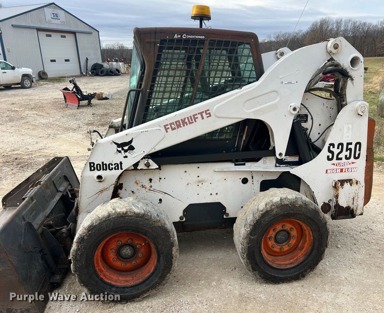 image for item JU9762 2004 Bobcat S250  skid steer loader