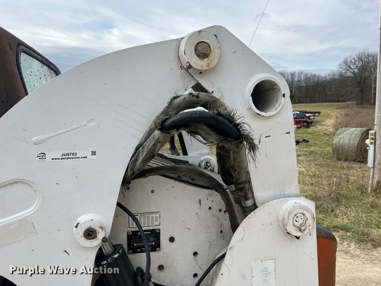 image for item JU9762 2004 Bobcat S250  skid steer loader