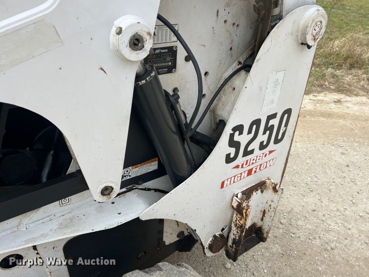 image for item JU9762 2004 Bobcat S250  skid steer loader