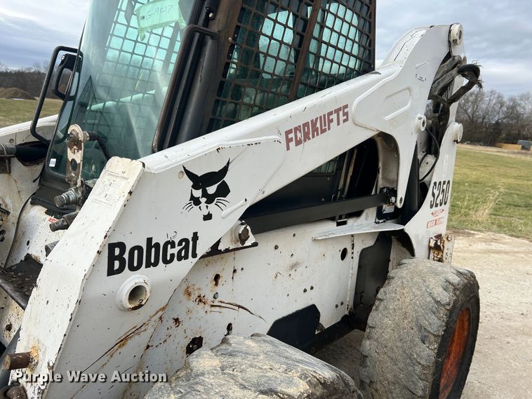 image for item JU9762 2004 Bobcat S250  skid steer loader