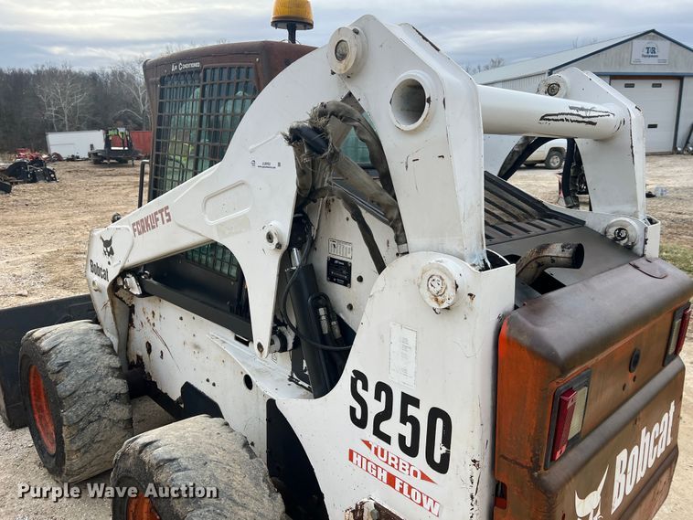 image for item JU9762 2004 Bobcat S250  skid steer loader