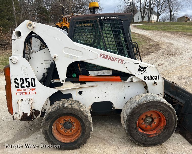 image for item JU9762 2004 Bobcat S250  skid steer loader