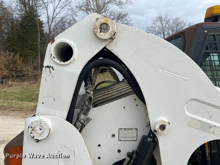 image for item JU9762 2004 Bobcat S250  skid steer loader