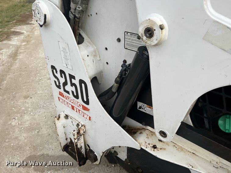 image for item JU9762 2004 Bobcat S250  skid steer loader