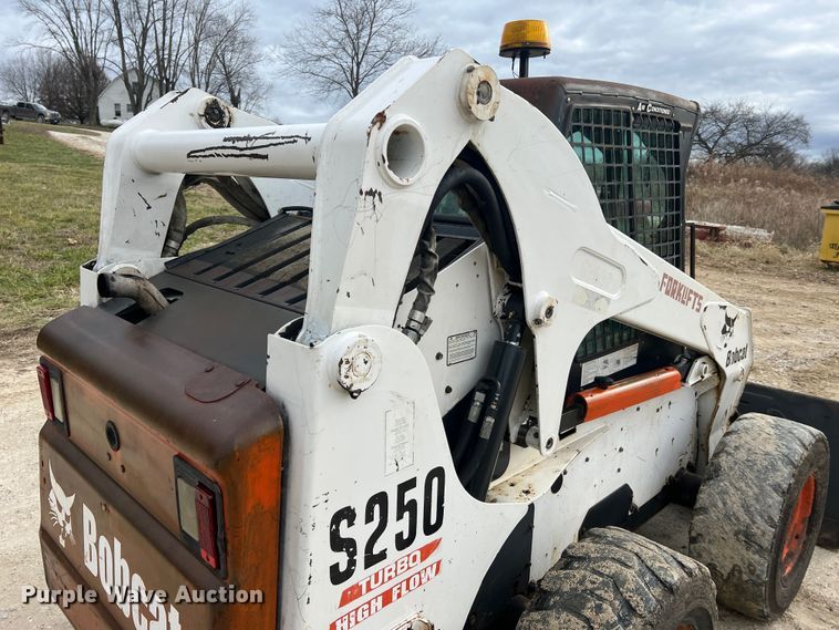 image for item JU9762 2004 Bobcat S250  skid steer loader