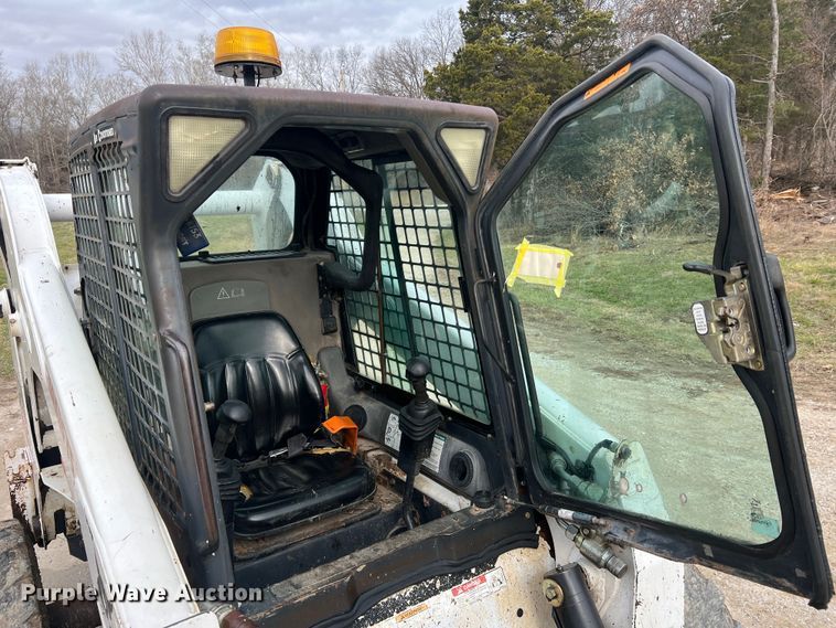 image for item JU9762 2004 Bobcat S250  skid steer loader