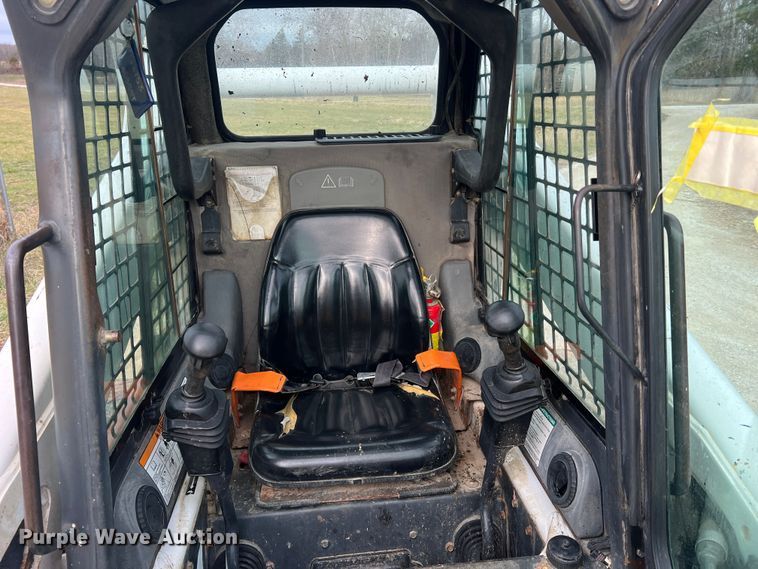 image for item JU9762 2004 Bobcat S250  skid steer loader