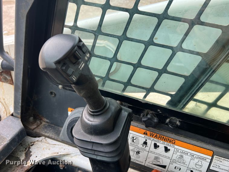 image for item JU9762 2004 Bobcat S250  skid steer loader