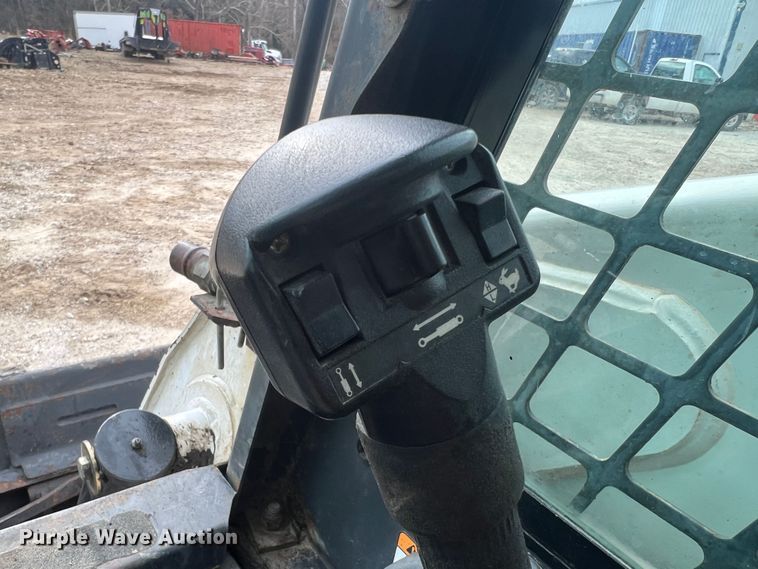 image for item JU9762 2004 Bobcat S250  skid steer loader