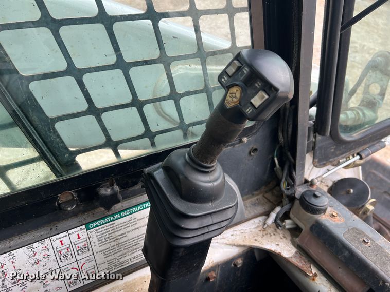 image for item JU9762 2004 Bobcat S250  skid steer loader