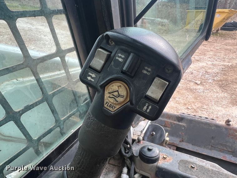 image for item JU9762 2004 Bobcat S250  skid steer loader