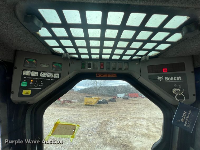 image for item JU9762 2004 Bobcat S250  skid steer loader