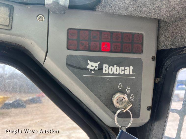 image for item JU9762 2004 Bobcat S250  skid steer loader