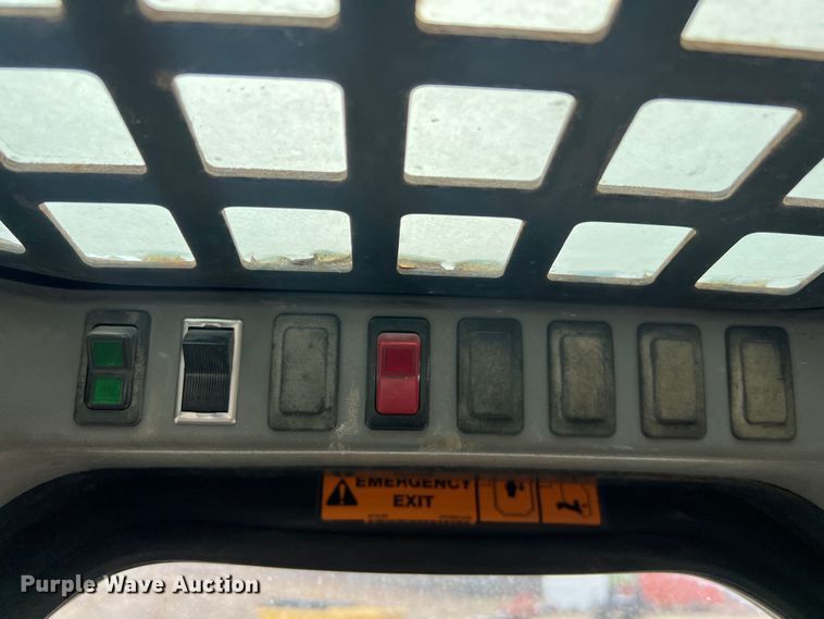 image for item JU9762 2004 Bobcat S250  skid steer loader