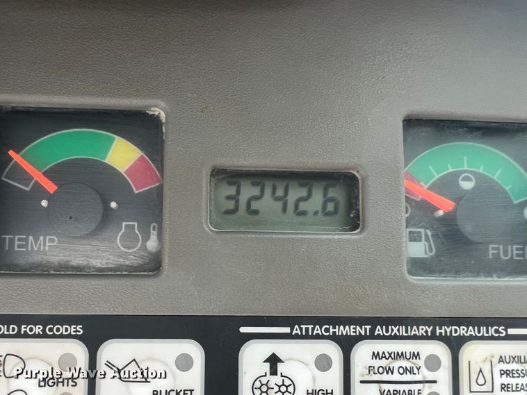 image for item JU9762 2004 Bobcat S250  skid steer loader