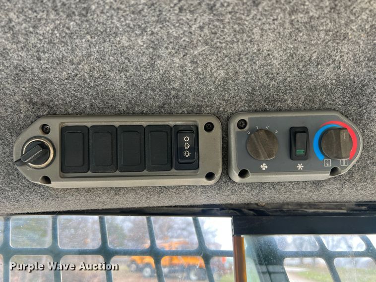 image for item JU9762 2004 Bobcat S250  skid steer loader