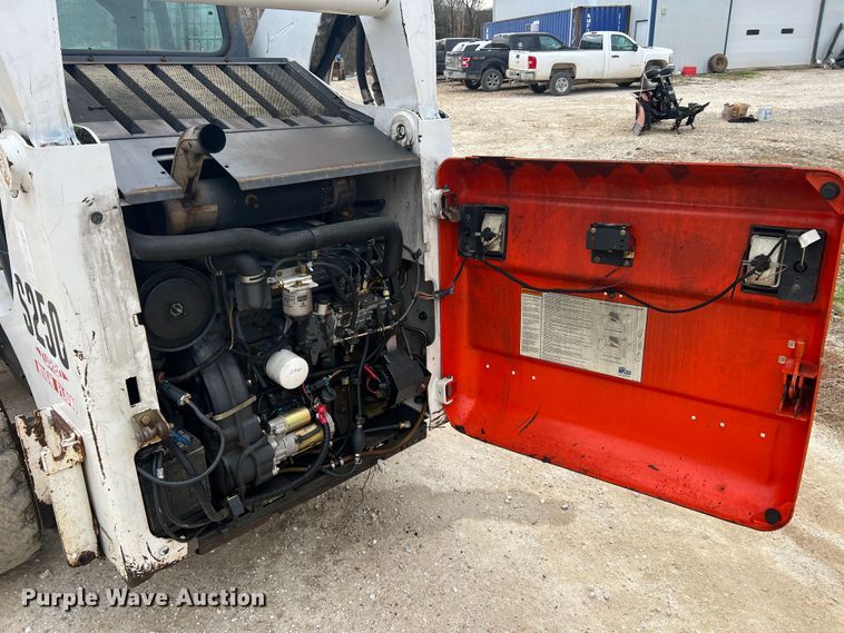 image for item JU9762 2004 Bobcat S250  skid steer loader